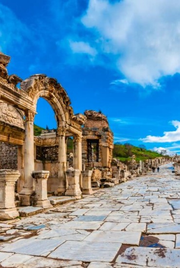 The ancient city of Ephesus, one of the most important archaeological sites in Turkey, tells the story of the Roman era with its well-preserved temples, theaters, and libraries, immersed in a timeless atmosphere.