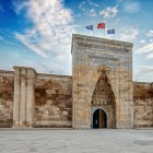 The Sultanhani Caravanserai is an outstanding example of the network of infrastructures that supported trade along the Silk Road, ensuring security and hospitality for travelers
