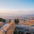 Muntele Nebo în Iordania, cu panoramă asupra Țării Sfinte și râul Iordan