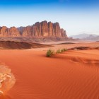 Wadi Rum, the famous red desert of Jordan, enchants with breathtaking landscapes and the story of Lawrence of Arabia.