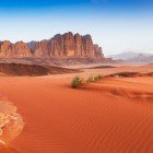 Wadi Rum, the famous red desert of Jordan, enchants with breathtaking landscapes and the story of Lawrence of Arabia.