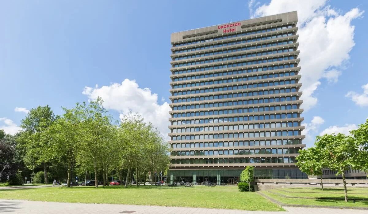 Leonardo Hotel Amsterdam Rembrandtpark - Leonardo Hotel Amsterdam Rembrandtpark view of the exteriors from the pond