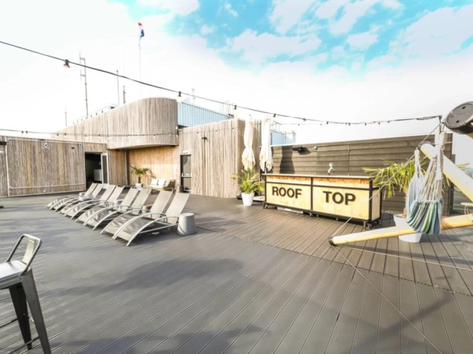 Leonardo Hotel Amsterdam Rembrandtpark - The Rooftop is a panoramic terrace on the 18th floor where you can enjoy a spectacular view of the city and savor drinks, herbal teas, coffee, and hot chocolates