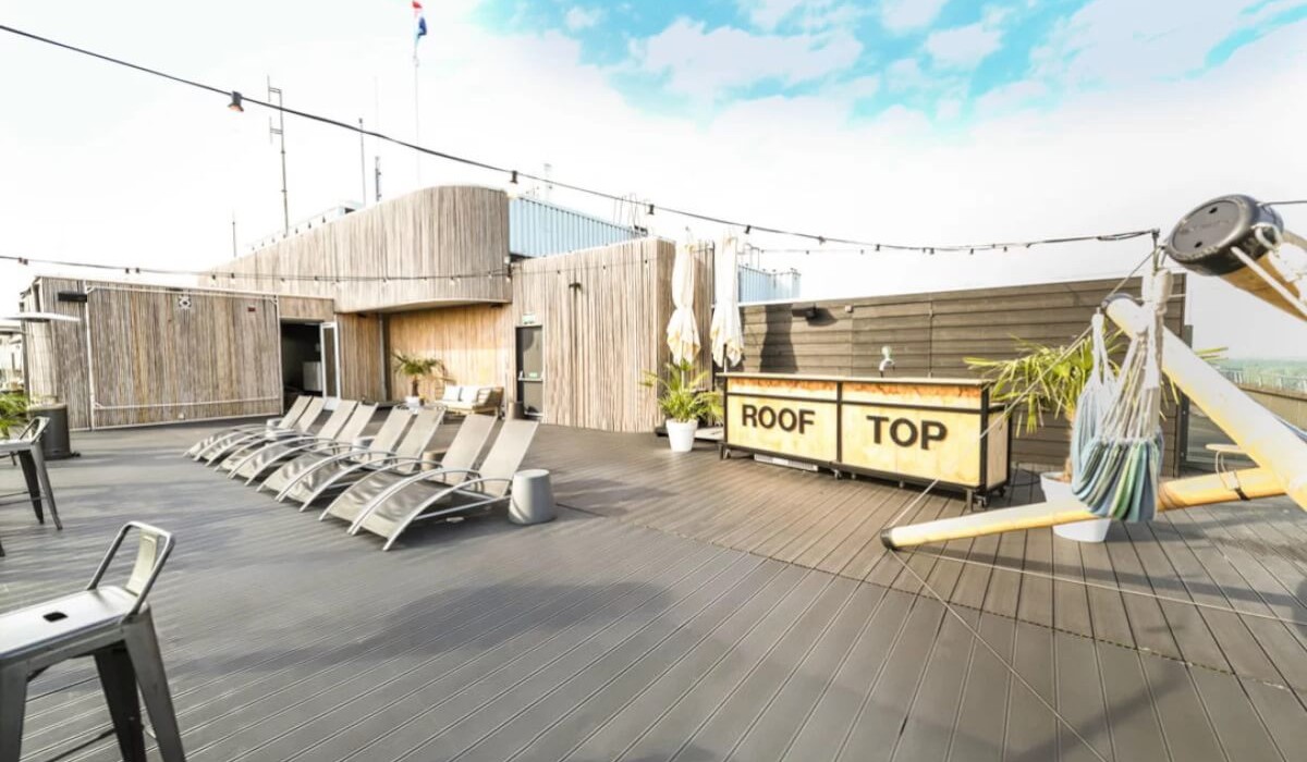 Leonardo Hotel Amsterdam Rembrandtpark - The Rooftop is a panoramic terrace on the 18th floor where you can enjoy a spectacular view of the city and savor drinks, herbal teas, coffee, and hot chocolates