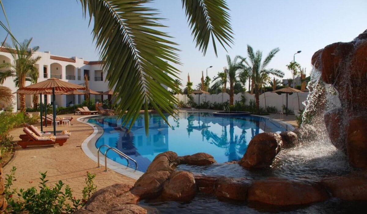 Coral Hills Resort - Coral Hills Resort Sharm El-Sheikh, view of the waterfall and the poolside area equipped with sunbeds and loungers