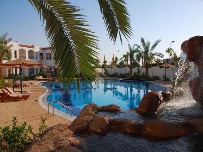 Coral Hills Resort - Coral Hills Resort Sharm El-Sheikh, view of the waterfall and the poolside area equipped with sunbeds and loungers