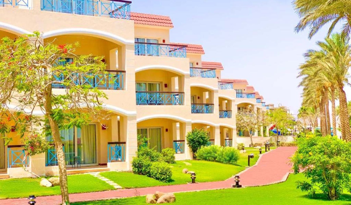 Ivy Cyrene Island Aqua Park Resort - Well-maintained paths and gardens create a relaxing atmosphere, featuring sun terraces and barbecue areas for outdoor enjoyment.