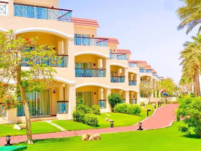 Ivy Cyrene Island Aqua Park Resort - Well-maintained paths and gardens create a relaxing atmosphere, featuring sun terraces and barbecue areas for outdoor enjoyment.