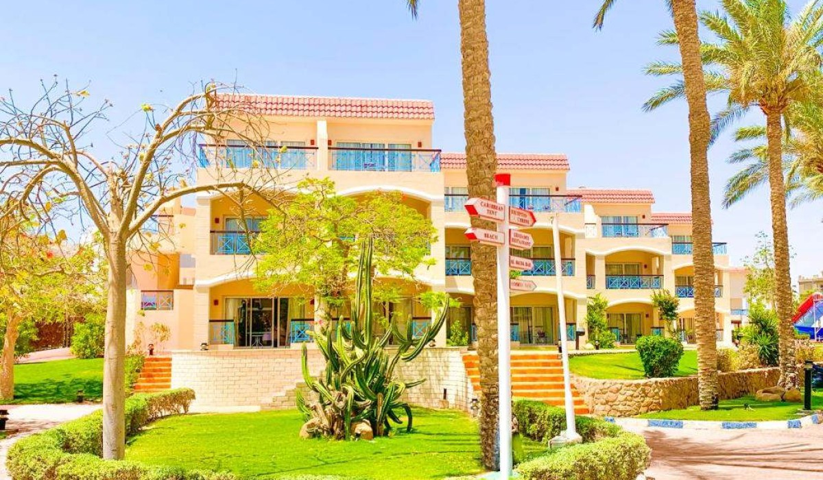 Ivy Cyrene Island Aqua Park Resort - Standard rooms with furnished balcony and a beautiful view of the structure’s walkways and impeccably maintained gardens.