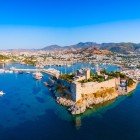 Bodrum is a city located on the peninsula of the same name, which stretches from the southwest coast of Turkey to the Aegean Sea. In the foreground, the medieval castle and the harbor.