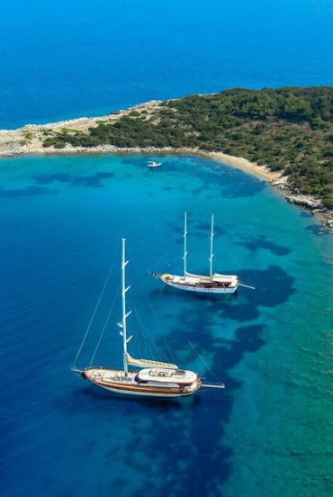 Pabuç Burnu is a charming tourist attraction located in the picturesque city of Bodrum, in the Muğla Province. This beautiful coastal area is renowned for its breathtaking views and the peaceful atmosphere that surrounds it