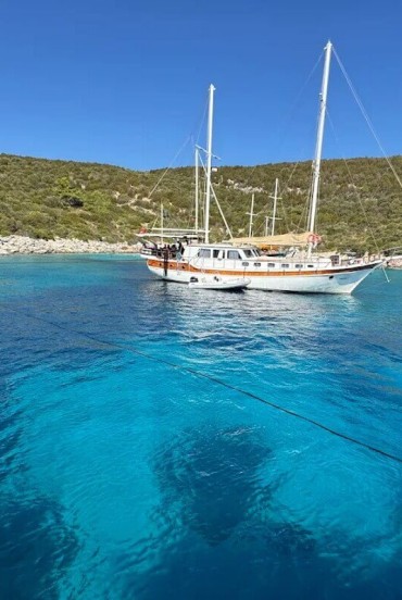 Orak Bay, one of the most captivating gems of the Turkish Aegean coast, enchants visitors with its turquoise, crystal-clear waters—perfect for swimming, snorkeling, and diving.