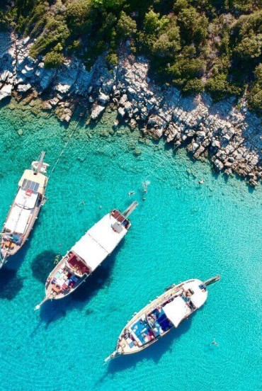 Accessible only by sea, Orak offers a unique relaxing experience, far from mass tourism, and is the perfect destination for those looking to immerse themselves in the wild and unspoiled nature of the Aegean Sea