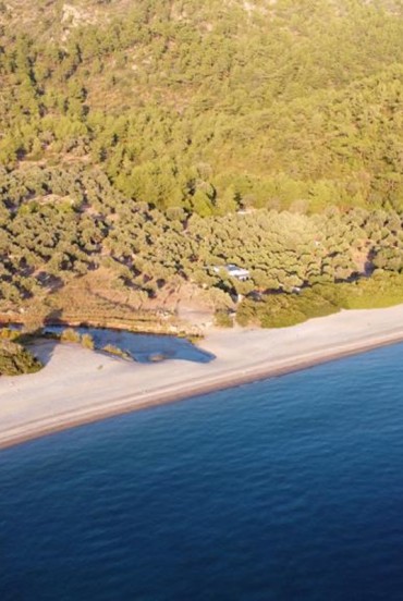 Seytan Yalisi Beach, located in the Bodrum Peninsula in Turkey, is a paradisiacal spot characterized by crystal-clear waters and fine golden sand