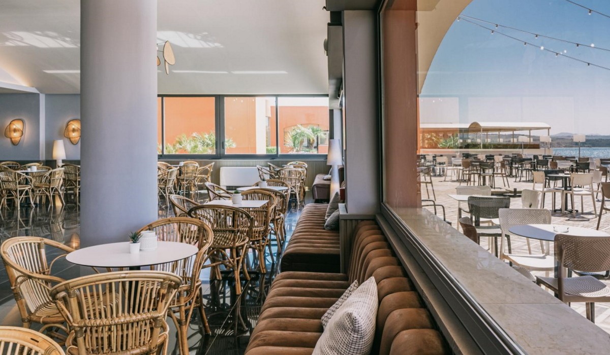 Mangia's Torre del Barone Resort - Indoor and outdoor bar