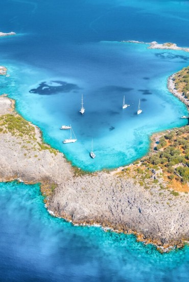 The crystal-clear waters of Kissebükü Koyu in Turkey offer a unique swimming and relaxation experience, immersed in an unspoiled landscape and surrounded by nature.