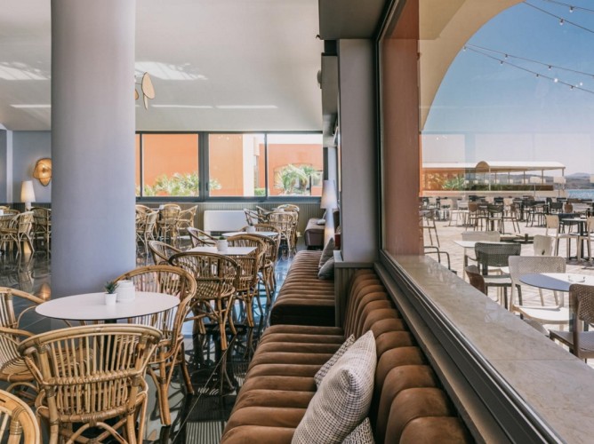 Mangia's Torre del Barone Resort - Indoor and outdoor bar