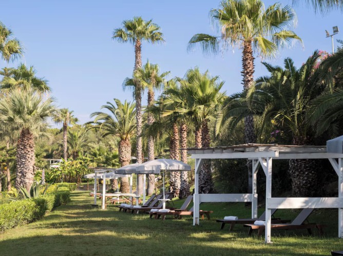 Mangia's Torre del Barone Resort - Solarium garden