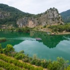 Sailing on the Dalyan River in Turkey is an unmissable experience, with breathtaking landscapes, crystal-clear waters, lush vegetation, rich wildlife, and ancient rock-carved tombs. A true journey into the heart of Turkish nature.