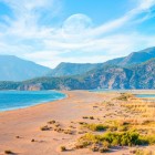 The Lycian beach in Turkey is a paradise between turquoise sea and unspoiled nature, famous for its golden sands and the presence of Caretta Caretta turtles.