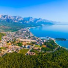 Kemer, the gem of the Turkish Riviera, blends golden sandy beaches, turquoise sea, and unspoiled nature. It’s the ideal destination for those seeking relaxation, outdoor adventures, and breathtaking views between sea and mountains.