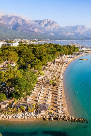 Moonlight Beach, one of the most popular beaches in Kemer, offers turquoise waters, golden sand, and a peaceful bay surrounded by nature. Perfect for relaxing, swimming, and water sports.