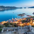 Kekova Bay, in Turkey, is a paradise with turquoise waters, peaceful islands, and submerged ruins, perfect for a unique experience blending history and nature.