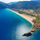 Çıralı Beach, near Kemer, is one of Antalya’s most beautiful: golden sand, crystal-clear sea, and unspoiled nature along Turkey’s stunning Turquoise Coast.