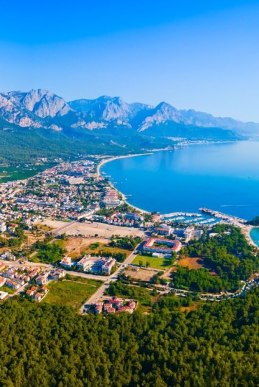 Kemer, the gem of the Turkish Riviera, blends golden sandy beaches, turquoise sea, and unspoiled nature. It’s the ideal destination for those seeking relaxation, outdoor adventures, and breathtaking views between sea and mountains.