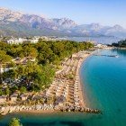 Moonlight Beach, one of the most popular beaches in Kemer, offers turquoise waters, golden sand, and a peaceful bay surrounded by nature. Perfect for relaxing, swimming, and water sports.