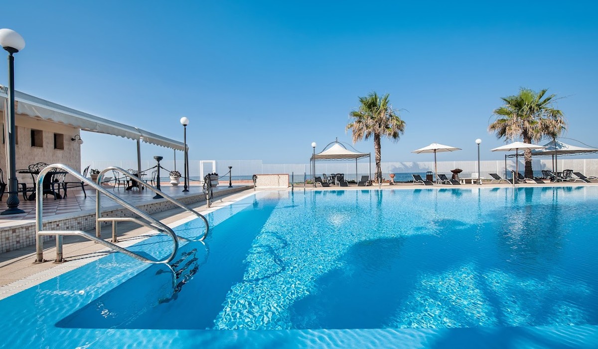 Apulia Hotel Taranto Ara Solis - Outdoor swimming pool equipped with sea view