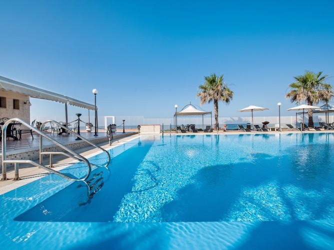 Apulia Hotel Taranto Ara Solis - Outdoor swimming pool equipped with sea view