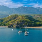 Phaselis Beach, hidden along the Kemer coast, offers golden sand and turquoise waters. The Roman ruins of Phaselis add a historical touch to this paradise corner.