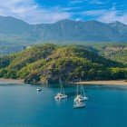 Phaselis Beach, hidden along the Kemer coast, offers golden sand and turquoise waters. The Roman ruins of Phaselis add a historical touch to this paradise corner.
