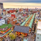 Asakusa, in Tokyo, is a historic neighborhood: the majestic Senso-ji temple dominates the streets full of traditional shops, restaurants, and the lively atmosphere typical of Japan.