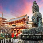 The Senso-ji Temple in Asakusa, Tokyo, with its majestic Kaminarimon gate and large main building, is a sacred place full of history, surrounded by shops and a lively atmosphere.