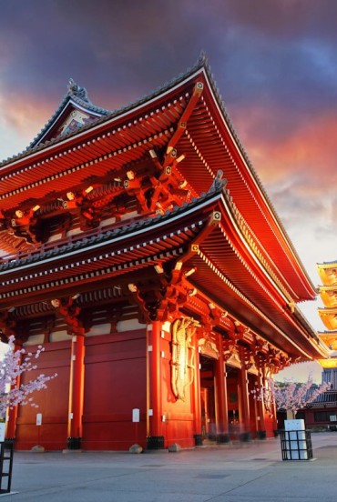 Sensō-ji is Tokyo’s oldest Buddhist temple, located in Asakusa. Dedicated to the goddess Kannon, it is famous for the Kaminarimon gate and the lively Nakamise street.