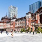 La stazione di Tokyo, lato Marunouchi, è stata costruita in mattoni rossi in stile europeo, molto simile alla stazione di Amsterdam, per celebrare la vittoria sulla Russia nella guerra del 1914.