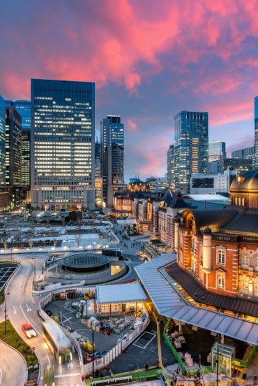 Tokyo Station is an architectural gem in the heart of the city: it blends historical elegance with modernity, serving as a vital hub for local trains, Shinkansen, and subways.