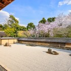Ryoan-ji's Rock Garden in Kyoto is a masterpiece of Zen minimalism. Composed of 15 rocks arranged on white sand, it offers a unique meditative experience, symbolizing balance and inner reflection.