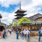The Yasaka Pagoda in Sannenzaka, Kyoto: a symbol of traditional Japan, nestled among stone-paved alleys, old wooden houses, and a timeless, charming atmosphere.