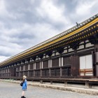 The facade of Sanjusangen-do is majestic and simple, with wooden columns supporting the roof. Elegant and decorated with Japanese details, it invites serenity and spirituality.