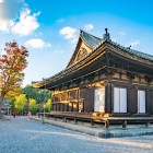 Sanjusangen-do, a historic temple in Kyoto, is known for its 1,001 statues of Kannon and the large central sculpture of Kannon, attracting visitors from all over the world.