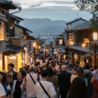 Sannenzaka is a charming pedestrian street, much loved by tourists, lined with historic buildings and traditional shops. Walking along it leads to the Kiyomizu-dera Temple.