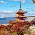 In autumn, the pagoda of Kiyomizu-dera Temple in Kyoto offers a stunning view: surrounded by warm-toned maple trees and a clear sky, it creates a magical and deeply Japanese atmosphere.