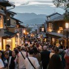 Sannenzaka is a charming pedestrian street, much loved by tourists, lined with historic buildings and traditional shops. Walking along it leads to the Kiyomizu-dera Temple.
