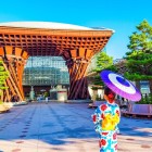 The Tsuzumi-mon Gate, a spectacular entrance to Kanazawa Station in Ishikawa Prefecture, blends tradition and modernity and is one of the most photographed spots in the city.