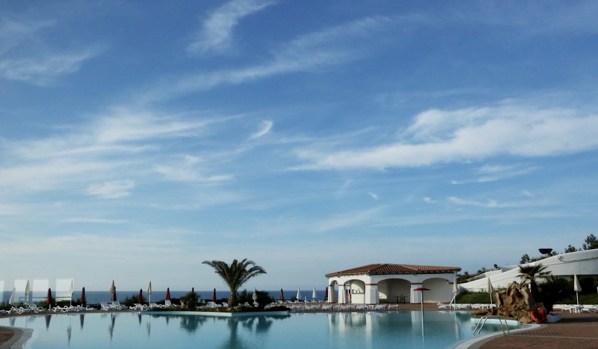Futura Style Acqua di Mare Resort - Outdoor pool equipped with umbrellas and sunbeds