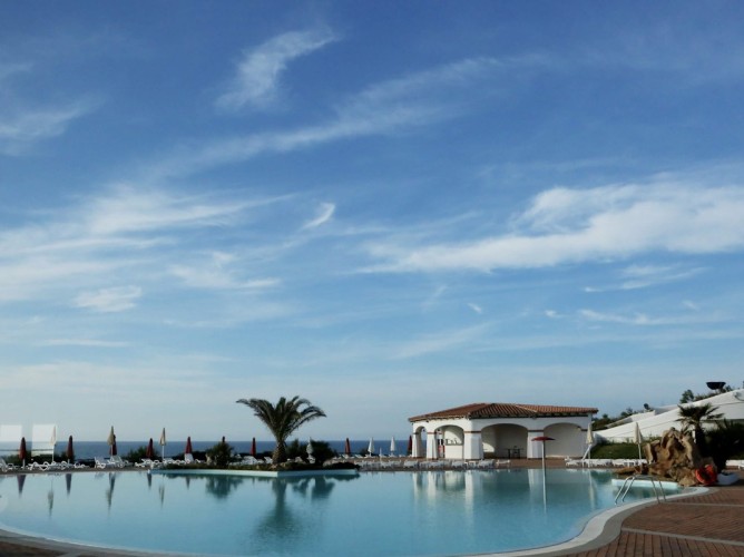 Futura Style Acqua di Mare Resort - Outdoor pool equipped with umbrellas and sunbeds