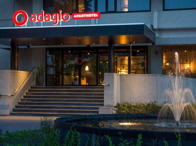 Adagio Amsterdam City South - The entrance of Aparthotel Adagio Amsterdam City South is modern and functional, welcoming guests with spacious, bright interiors tastefully furnished, perfectly matching the building’s contemporary style.